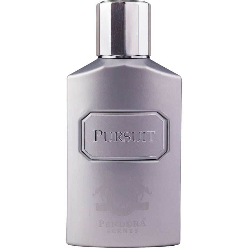 Pursuit Eau de Parfum 100ml från Pendora Scents – en sofistikerad doft med citrus, kryddor, trä och ambra för den moderna mannen.